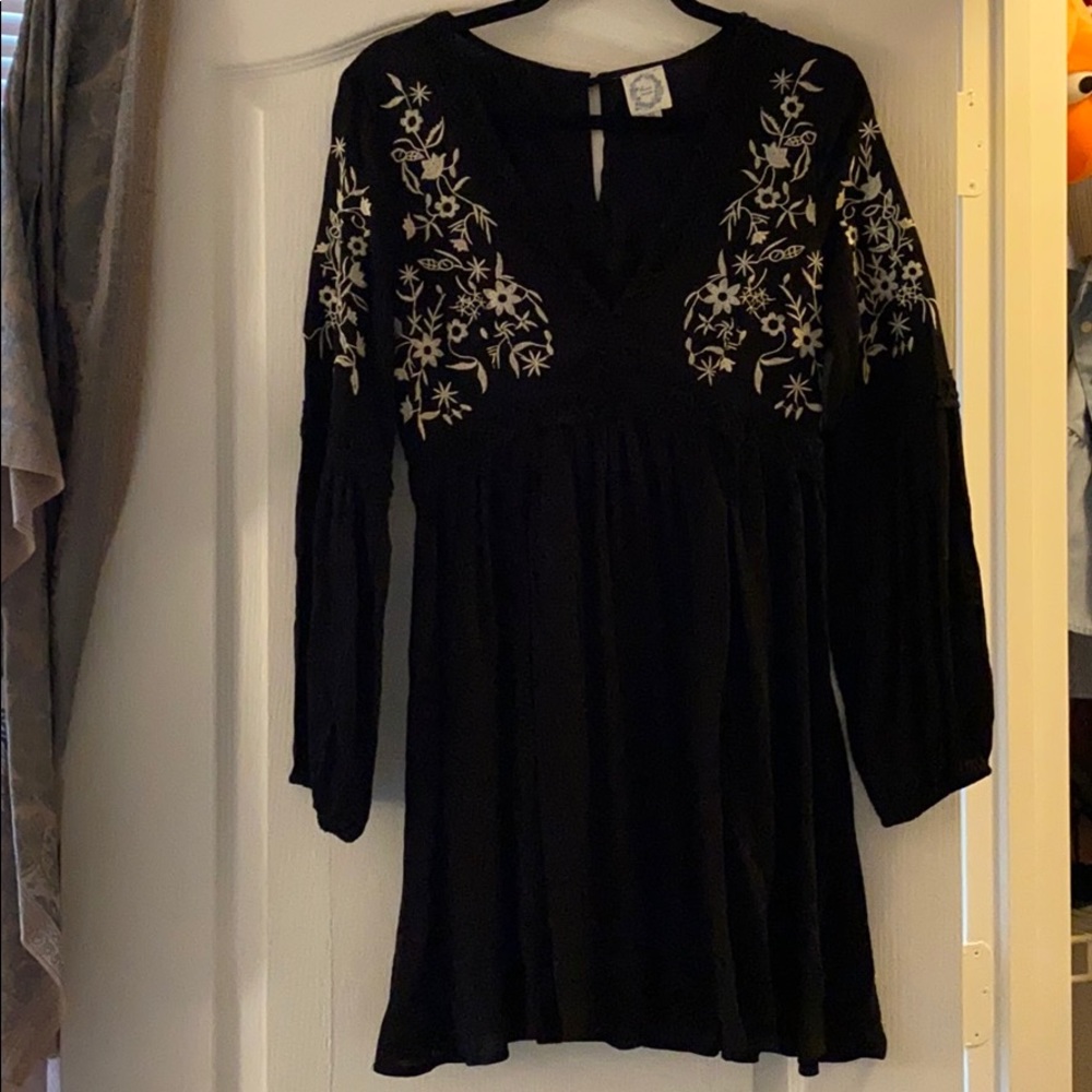 Black / white embroidered dress